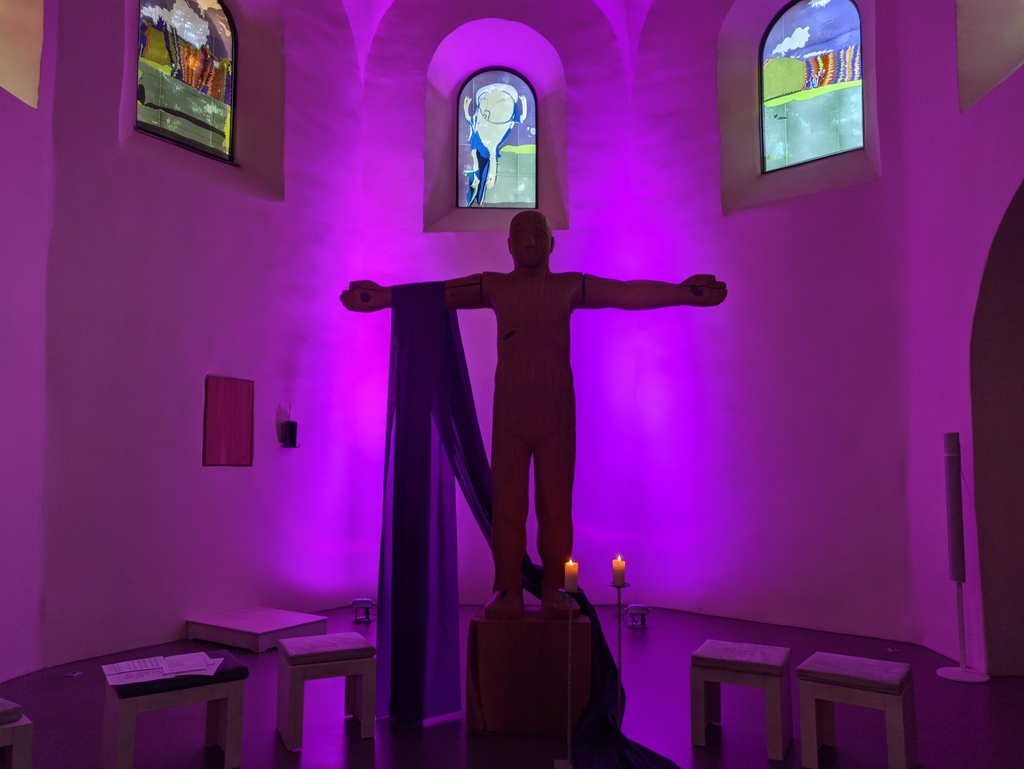Christusfigur violett